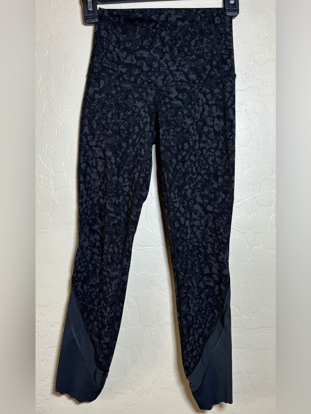 Lululemon Wunder Under Crop Leggings 23” scalloped Hem Wild Thing Camo Size 2